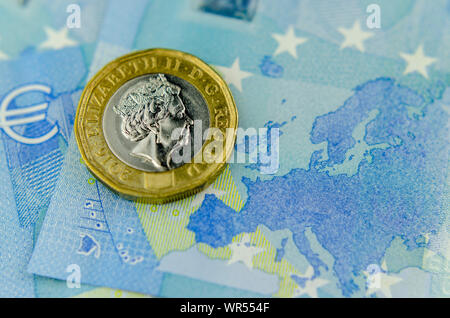 Pièce d'une livre sur le dessus de 5 Euros billet, à côté de la carte de  l'UE et les mots d'euros. Mise à plat. Concept pour un bureau de change,  des finances