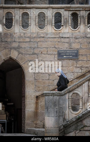 Une religieuse marche dans un escalier à Rocamadour, France Banque D'Images