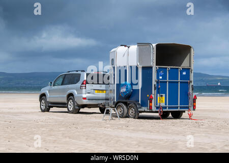 Véhicule stationné sur horsebox et Benone Beach, Coleraine, en Irlande du Nord. Horsebox attendent des chevaux de retour après l'exercice Banque D'Images