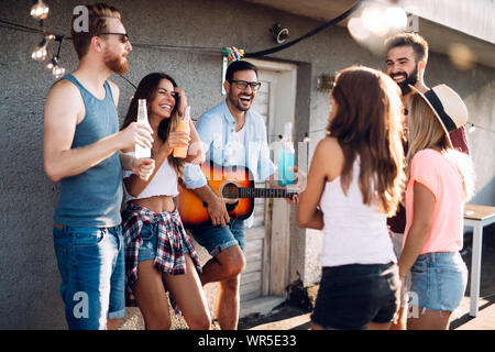 Un bon moment avec des amis, havinf fun at rooftop party Banque D'Images