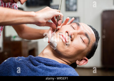 Coiffure rase la barbe Banque D'Images