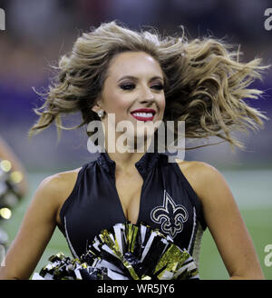 New Orleans, États-Unis. 09Th Sep 2019. Une Nouvelle Orleans Saints cheerleader divertit la foule pendant le jeu avec les Houston Texans à la Nouvelle Orléans en Louisiane Supedome le Lundi, septembre 9, 2019. Photo par AJ Sisco/UPI UPI : Crédit/Alamy Live News Banque D'Images