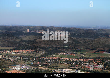 Vue aérienne de la banlieue entourant Hartebeespoort Dam, Afrique du Sud Banque D'Images