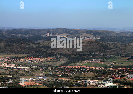 Vue aérienne de la banlieue entourant Hartebeespoort Dam, Afrique du Sud Banque D'Images