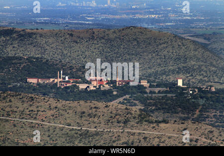 Vue aérienne de la banlieue entourant Hartebeespoort Dam, Afrique du Sud Banque D'Images