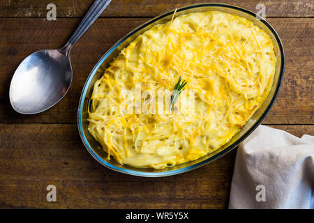 Un plat de pâtes avec sauce au fromage crémeux avec de la viande - top voir photo Banque D'Images