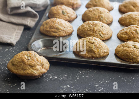 Muffins santé fait maison avec des graines de citrouille, de cannelle et de pomme sur la plaque de cuisson vue latérale avec un focus sélectif Banque D'Images