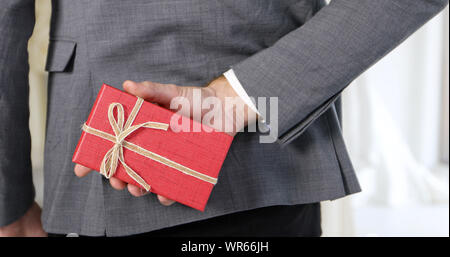 L'amour romantique de l'homme et de la femme Couples cadeaux donner à la mariée.heureux mariés en robe de mariée pour se préparer à la cérémonie du mariage. Banque D'Images