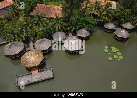 Vue aérienne d'un groupe de bâtiments en bois hexagonale traditionnelle Asiatique sur un étang réunis par des chemins élevés au-dessus de l'eau Banque D'Images