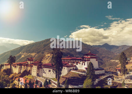 Trongsa Dzong Trongsa dans avec ciel bleu Banque D'Images