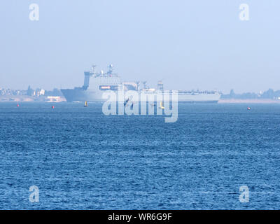Sheerness, Kent, UK. 10 Septembre, 2019. Auxiliaire de la Flotte royale navire 'la baie de Lyme' aperçoit au large de Sheerness, Kent vu ce matin dans la brume matinale car il part pour Londres. Appel de demandes la baie de Lyme est assistant à Londres la semaine d'expédition internationale. La Defence & Security Equipment International (DSEI) Show est aussi sur d'Excel. Credit : James Bell/Alamy Live News Banque D'Images
