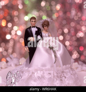 Close up of figurine miniature figures de gens comme couple mariage mariée robe de mariage bouquet & Groom & fer à cheval que mariages cake topper decoration Banque D'Images