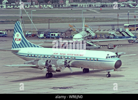 Archives historiques KLM Royal Dutch Airlines avion de ligne turbopropulsé taxiing off stand on pense être à l'aéroport Heathrow de Londres avec l'appui au sol BEA UK Banque D'Images