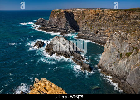 Falaises de Cabo Sardao, près du village de Cavaleiro, Costa Vicentina, district de Beja, Alentejo Litoral, Portugal Banque D'Images