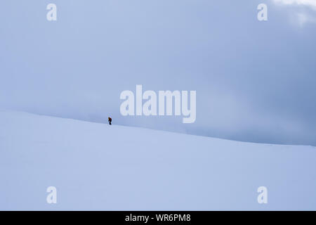 Personne non identifiable à marcher vers le sommet de montagne Storsteinen et le pic dans la neige parmi les merveilleux paysages d'hiver, la Norvège Banque D'Images