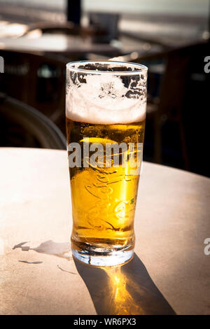 Un verre de bière Grolsch, pas plein, Walcheren, Zélande, Pays-Bas. nicht mehr volles Bierglas, Grolsch, Walcheren, Zélande, Pays-Bas. Banque D'Images