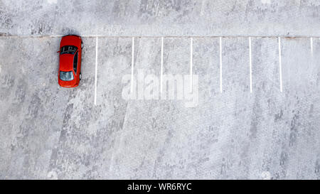 Voiture rouge se tient sur le parking haut vue depuis le bourdon Banque D'Images