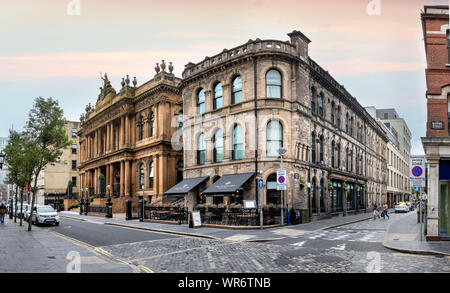 Belfast, en Irlande du Nord, ROYAUME UNI - 30 juillet 2019 - Panorama de la rue Waring et le Skipper St à Belfast, Royaume-Uni. Banque D'Images