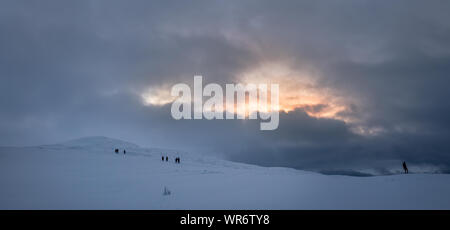 Les personnes non identifiables à marcher vers le sommet de montagne Storsteinen et le pic dans la neige parmi les merveilleux paysages d'hiver, la Norvège Banque D'Images