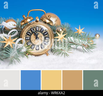 La palette de couleurs à partir d'un vieux réveil réglé sur 5 à 12 avec des décorations d'hiver d'or Banque D'Images