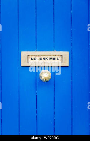 Aucun signe d'un courrier indésirable sur une porte en bois à l'extérieur de Dublin, Irlande. Banque D'Images