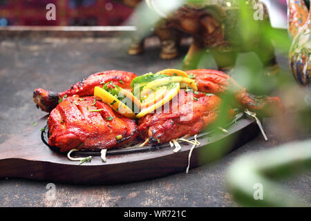 La cuisine orientale. Poulet de style thaï. Couleurs aromatiques de la cuisine orientale. Banque D'Images