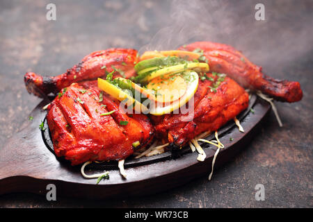 La cuisine orientale. Poulet de style thaï. Couleurs aromatiques de la cuisine orientale. Banque D'Images