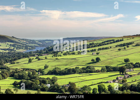 Une vue lointaine du réservoir de Middlesmoor Gouthwaite dans la Nidderdale. Banque D'Images