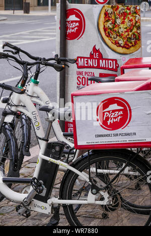 Des vélos de livraison de Pizza Hut, Vincennes, Val-de-Marne, Île-de-France, France Banque D'Images