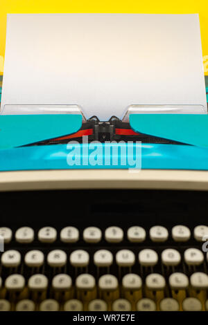 Retro Style machine à écrire avec une feuille blanche de papier pour copie Espace Banque D'Images