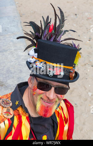 Chapeau coloré de Morris dancer, membre de Ragged Phoenix Morris, au Festival Folk de Swanage, Swanage, Dorset UK en Septembre Banque D'Images