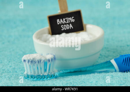 Bicarbonate de soude dans un bol avec une brosse à dents - Blanchiment des dents Banque D'Images