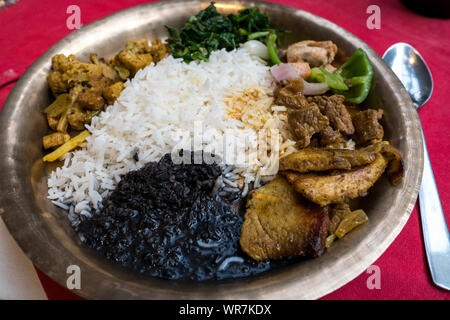 Dal Bhat, une cuisine traditionnelle népalaise, servi dans le restaurant de Thamel, quartier de Thamel, Katmandou Banque D'Images