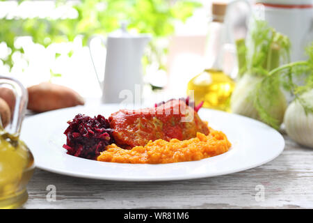 Cuisine végétarienne, hacher des légumes en sauce tomate Banque D'Images