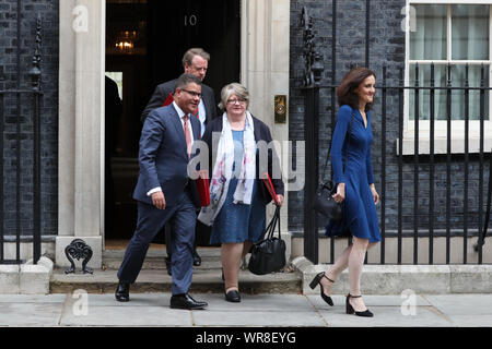 (De gauche à droite), secrétaire au Développement International Alok Sharma, secrétaire écossais Alister Jack, du travail et des retraites, Therese Coffey et secrétaire de l'environnement Theresa Villiers quitter après avoir assisté à une réunion du cabinet au 10 Downing Street, Londres. PA Photo. Photo date : mardi 10 septembre 2019. Voir la politique histoire Brexit PA. Crédit photo doit se lire : Jonathan Brady/PA Wire Banque D'Images