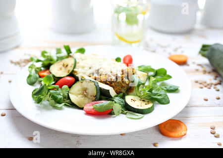 En Casserole. Les courgettes farcies aux lentilles vertes et des légumes. Un régime végétarien sain Banque D'Images