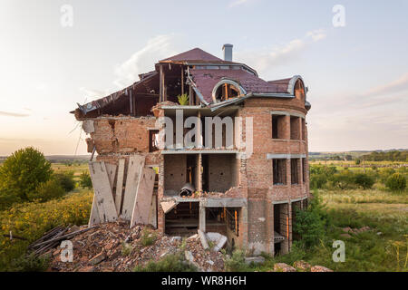 Vieux bâtiment en ruine après le séisme. Une maison en brique . Banque D'Images