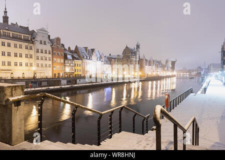 Gdansk dans la soirée avec de la neige Banque D'Images