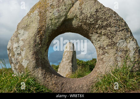 Men-an-Tol (troué) Pierre mégalithe archéologique et menhirs. Cornwall, England, UK Banque D'Images