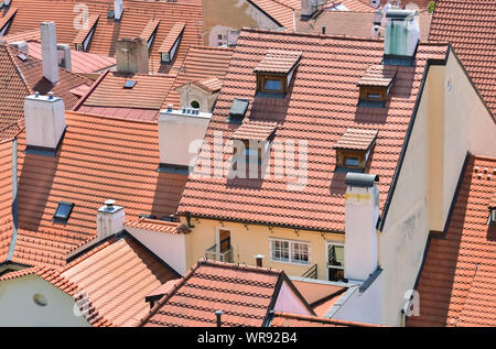 Maisons du village et leurs toits faits de briques en céramique Banque D'Images
