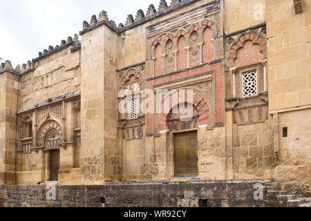 Les touristes avant de façade de San Ildefonso et Postigo de Palacio, façade mauresque de la Grande Mosquée de Cordoue, Andalousie, Espagne Banque D'Images