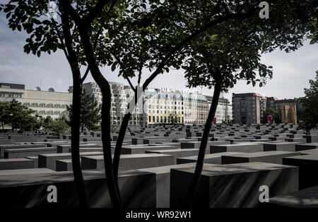 Le mémorial pour les Juifs assassinés d'Europe à Berlin, Allemagne, vu à travers les arbres Banque D'Images