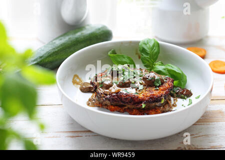 Crêpes de courgettes avec la farce de légumes en couches. Un régime végétarien sain Banque D'Images