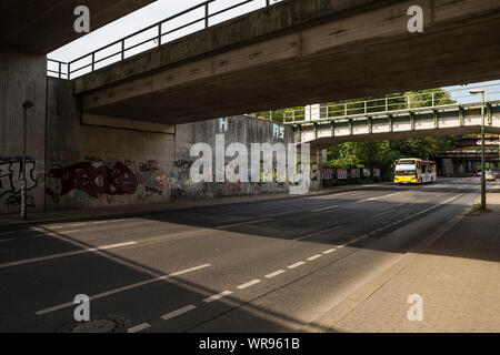 Un bus passe sous les ponts sur Priesterweg à Berlin, Allemagne Banque D'Images