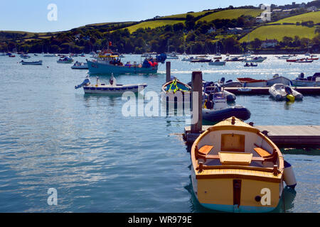 Les petits bateaux dans le port de Salcombe, Devon du sud Banque D'Images