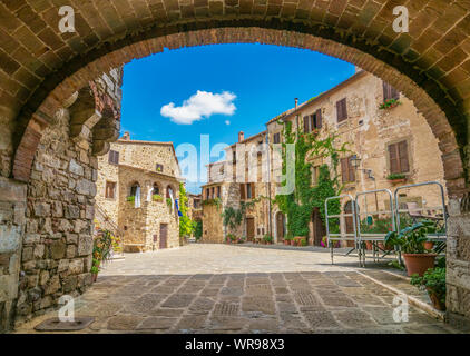 Montemerano (Italie) - Le magnifique centre historique de la cité médiévale et renaissance Stone Town dans la région Toscane, sur la colline ; province de Grosseto. Banque D'Images