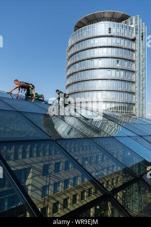 Dresde, Allemagne. 10 Sep, 2019. D'un verre spécial et le nettoyage des immeubles de la société Purel Dresde nettoyer la verrière du World Trade Center (WTC) à une hauteur de 27 mètres. Le toit en verre incurvé a une superficie d'environ 2700 mètres carrés. Crédit : Robert Michael/dpa-Zentralbild/dpa/Alamy Live News Banque D'Images