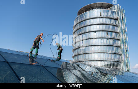 Dresde, Allemagne. 10 Sep, 2019. D'un verre spécial et le nettoyage des immeubles de la société Purel Dresde nettoyer la verrière du World Trade Center (WTC) à une hauteur de 27 mètres. Le toit en verre incurvé a une superficie d'environ 2700 mètres carrés. Crédit : Robert Michael/dpa-Zentralbild/dpa/Alamy Live News Banque D'Images