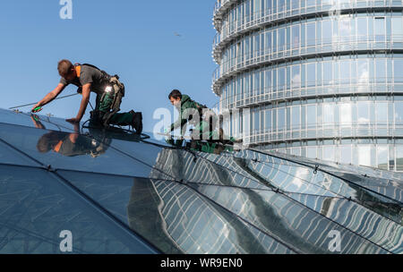 Dresde, Allemagne. 10 Sep, 2019. D'un verre spécial et le nettoyage des immeubles de la société Purel Dresde nettoyer la verrière du World Trade Center (WTC) à une hauteur de 27 mètres. Le toit en verre incurvé a une superficie d'environ 2700 mètres carrés. Crédit : Robert Michael/dpa-Zentralbild/dpa/Alamy Live News Banque D'Images