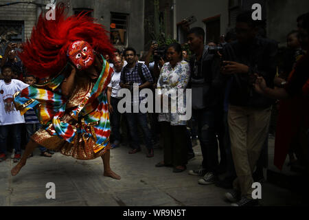 Katmandou, Népal. 10 Sep, 2019. Un Lakhey effectue le premier jour de l'Indra Jatra festival à Katmandou, Népal le mardi 10 septembre 2019. Credit : Skanda Gautam/ZUMA/Alamy Fil Live News Banque D'Images